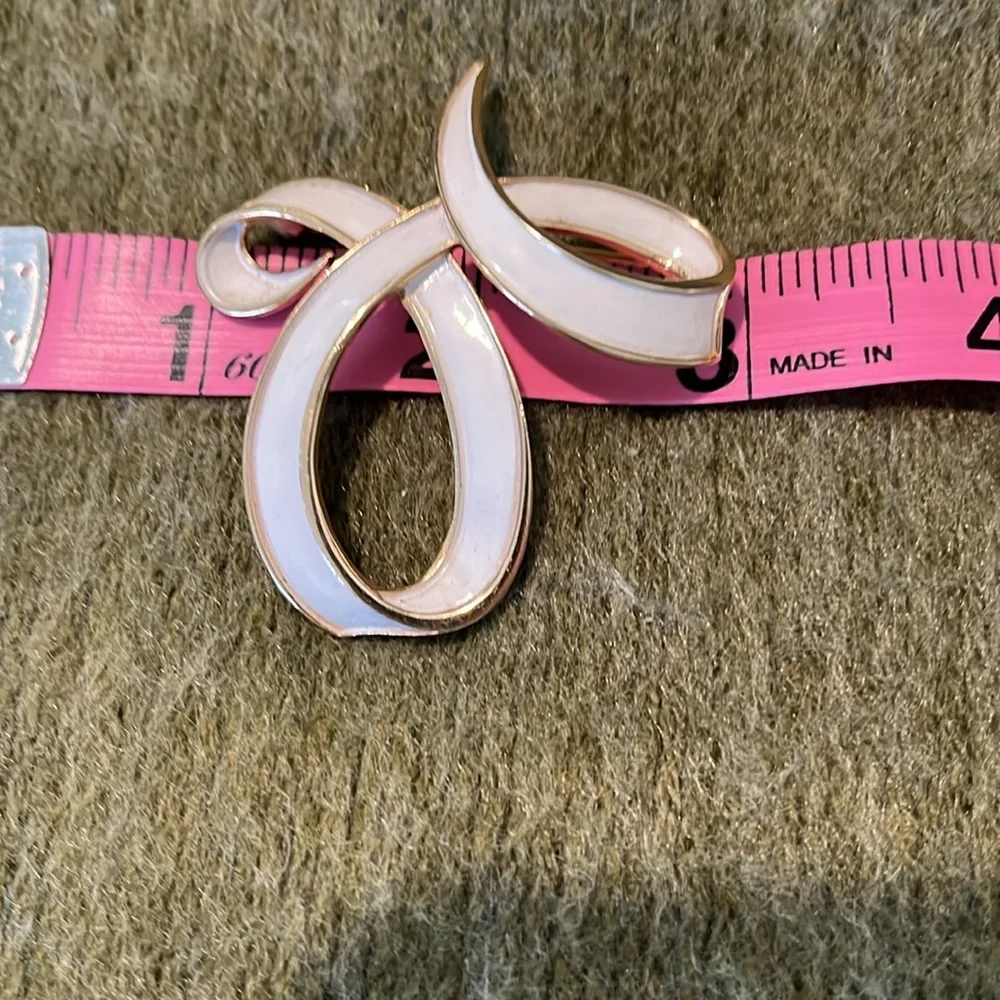 Crown Trifari Goldtone White Ribbon Enameled Pin - Picture 2 of 5